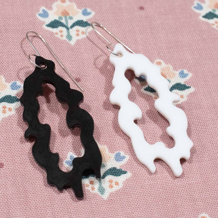 Orecchini a Goccia in Acrilico Bianco e Nero per la vendita all'ingrosso da parte di SpillProofLiquid