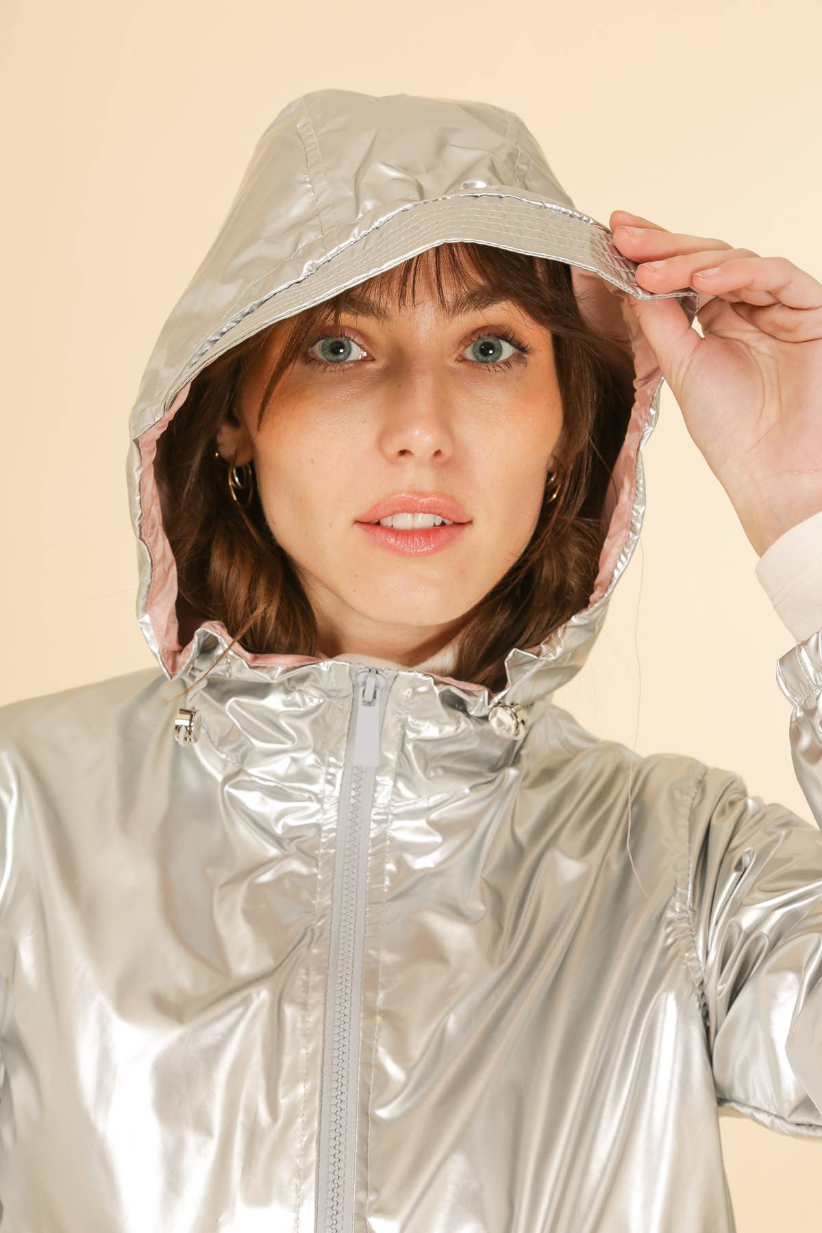 Attrait Paris – Engroshandel Vindjakke - Dame – Kort metallisk vindjakke med hætte og integreret skygge7