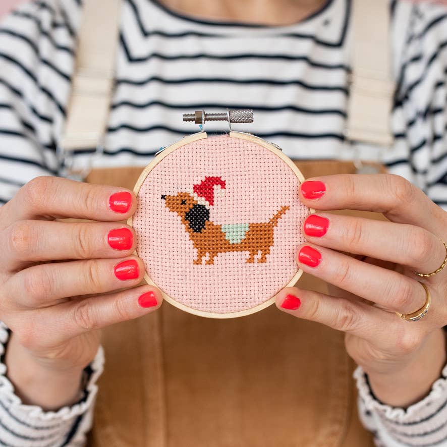 Cotton Clara Craft Kits & Supplies – Engroshandel DIY-sysæt – Jul Gravhund Korssting Kit1