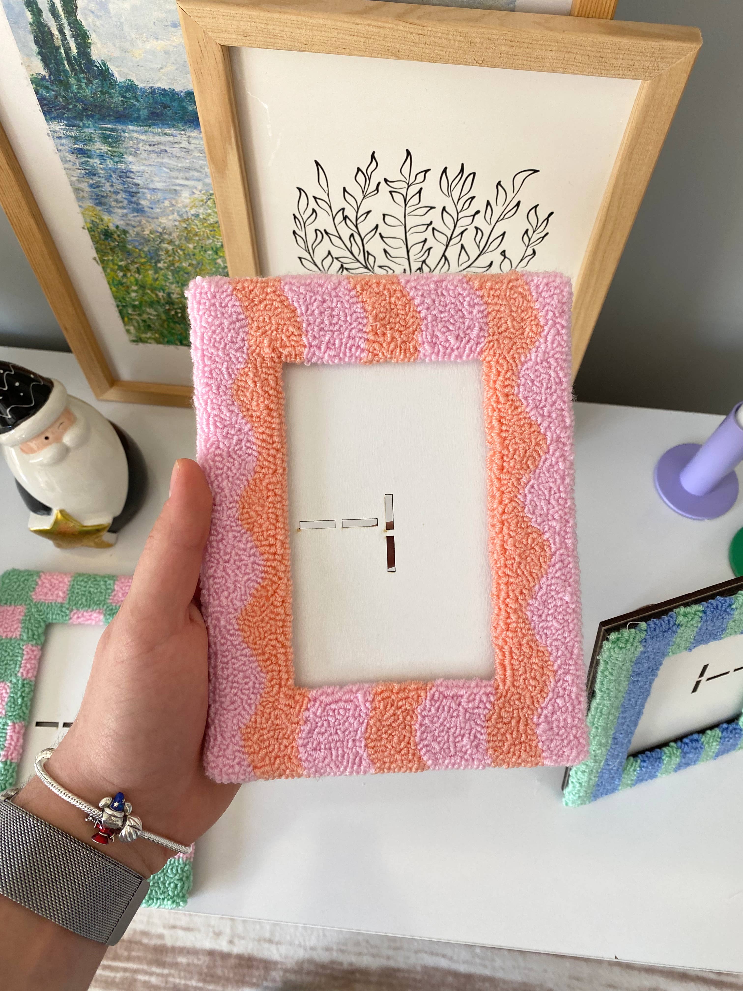 Mudita Rug Studio – Engroshandel Billedramme – Punch Needle Billedrammer – 3 Håndlavede Farverige Designs1