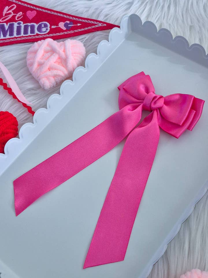 Fiocco in nastro di raso a coda lunga - Rosa acceso per la vendita all'ingrosso da parte di Dainty Delights Creations