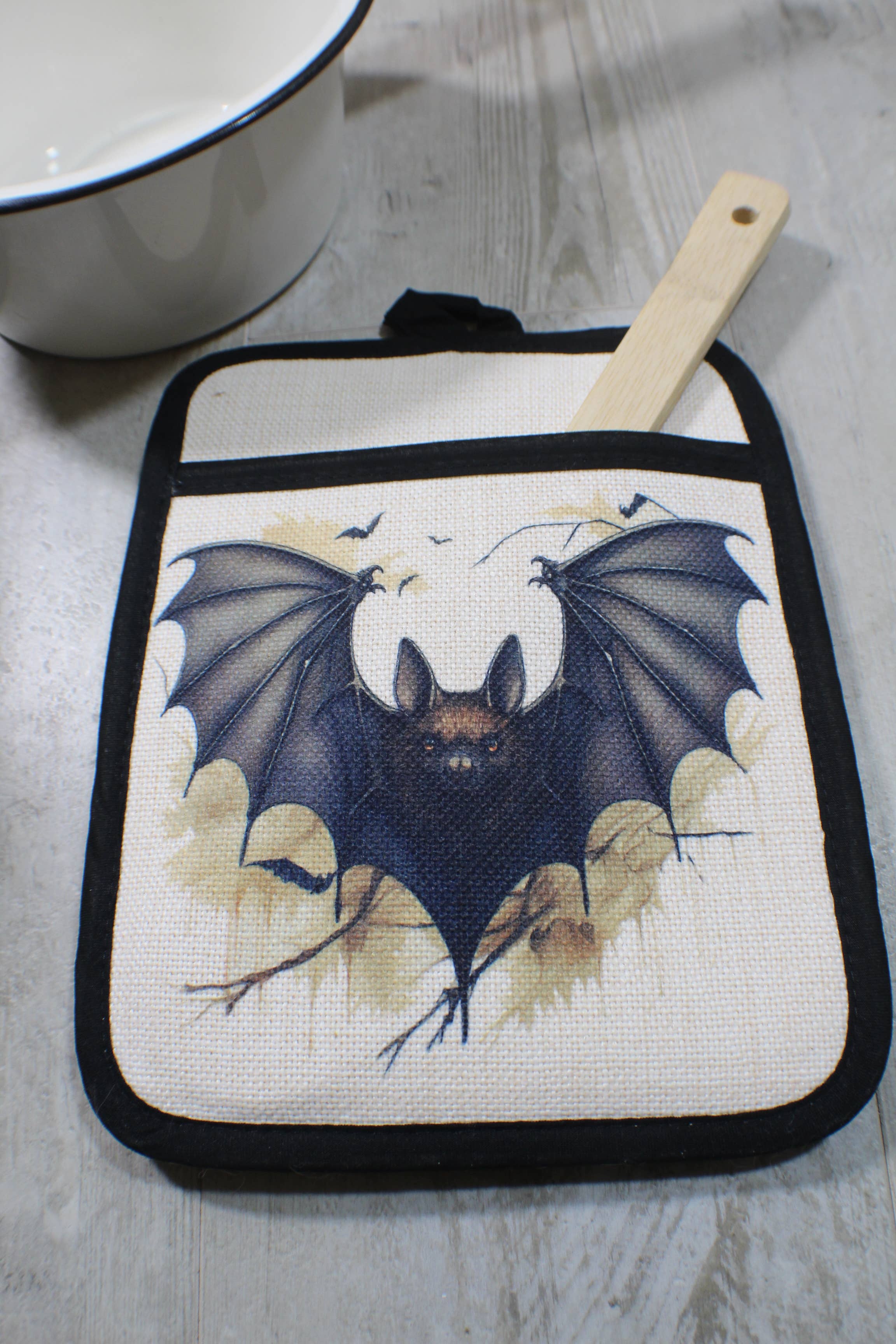 Raven Design - Venta al por mayor Manoplas para horno/ollas - Ilustración de murciélago // Agarradera con bolsillo y respaldo de silicona0