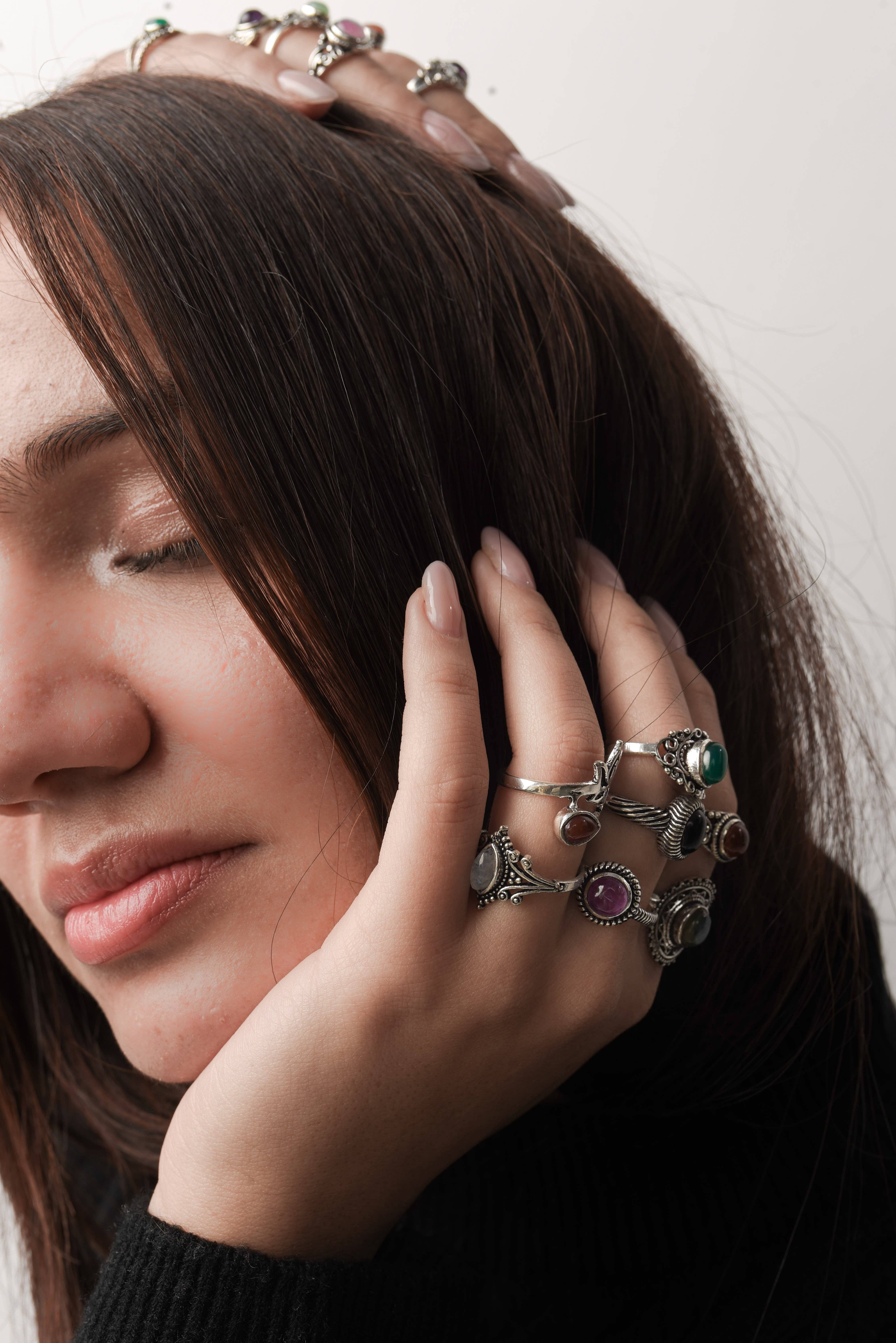 Handmade Jewels – Engroshandel Båndring – Delikate Stable Ringe, Sølvbelagt – Assorterede, Boho Stil Med Naturlige Krystaller, Engros3