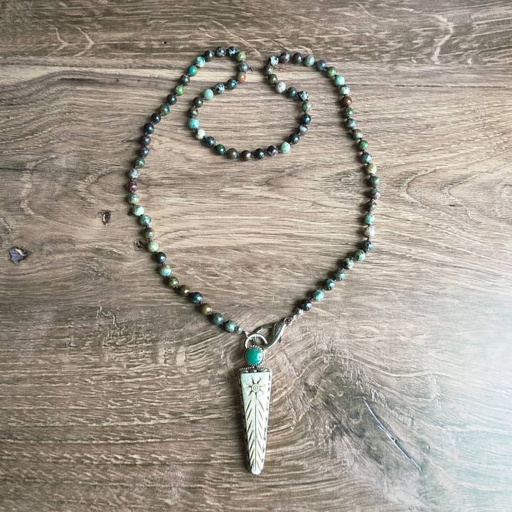 Collier de perles avec pendentif tibétain en forme de pointe en turquoise pour la vente par ZINC Designs