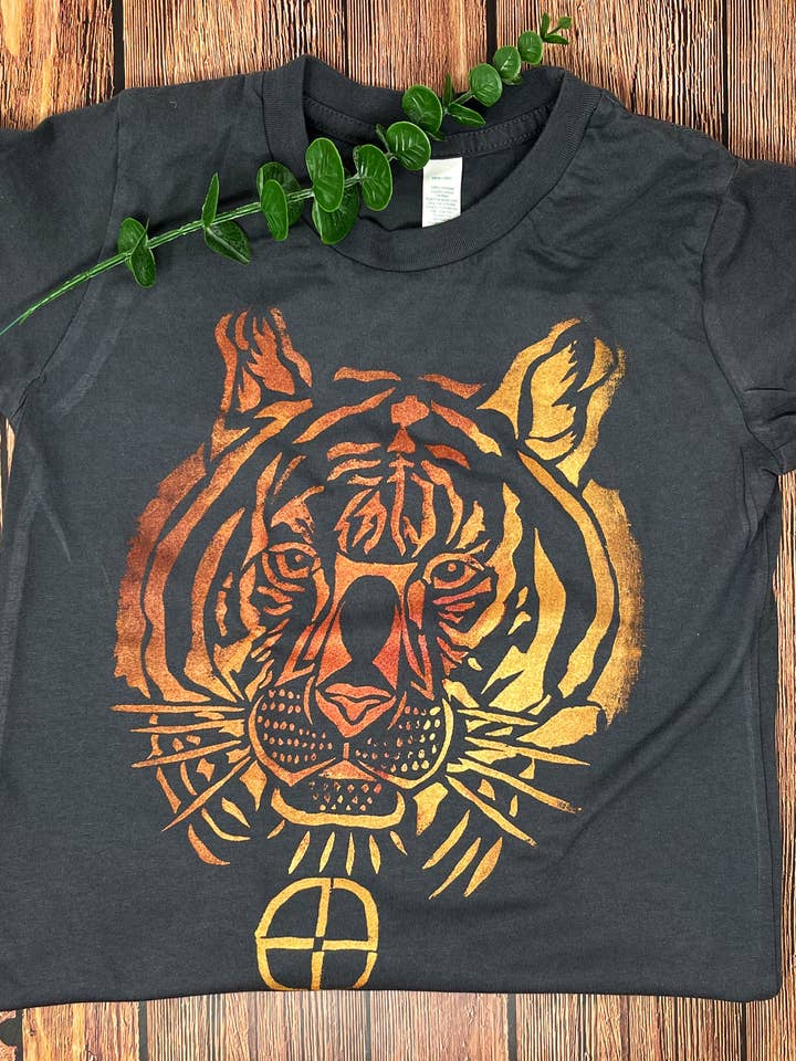 Maglietta Tiger in cotone biologico dipinto a mano per la vendita all'ingrosso da parte di Third Wolf Designs