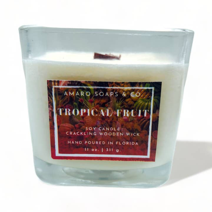 Candela di soia con stoppino in legno con frutta tropicale per la vendita all'ingrosso da parte di Amaro Soaps & Co.