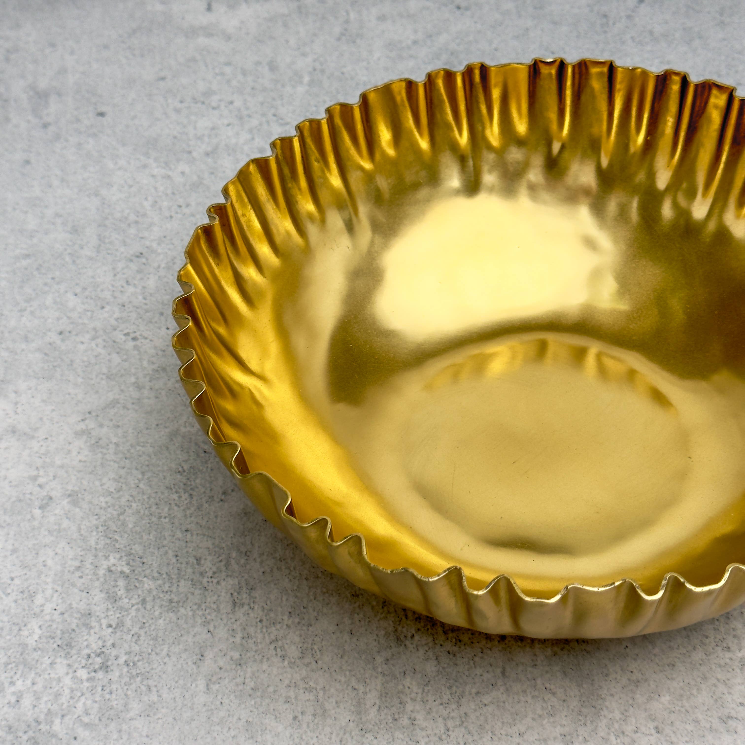 India Handicrafts Inc – wholesale Decorative plate/dish/bowl – Gilded Ripples Bowl, Small2