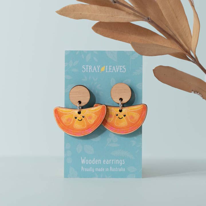 Orecchini decorativi in legno con frutta arancione per la vendita all'ingrosso da parte di Stray Leaves