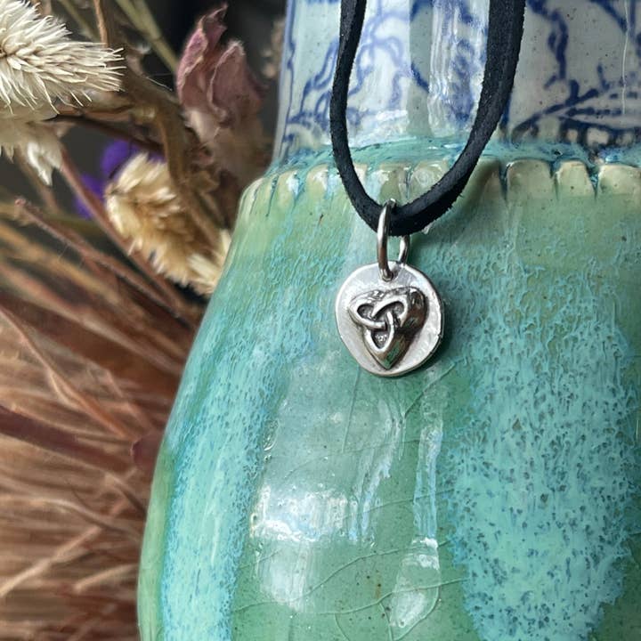 Triquetra Trinity knude enkle Sterling sølv Charm halskæde for engroshandel hos The Dwelling Gem