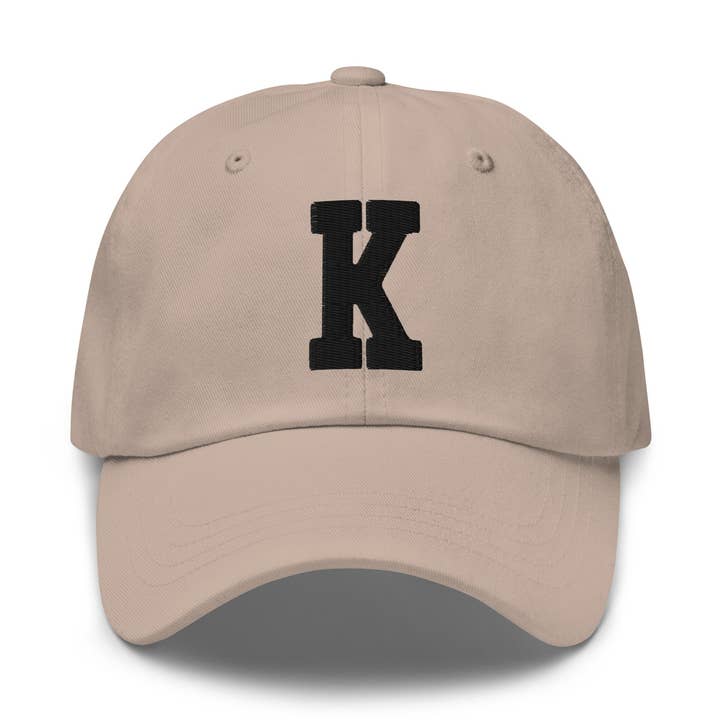 Chapeau de papa brodé avec lettres universitaires K Alphabet | Fil noir pour la vente par CRE PYT