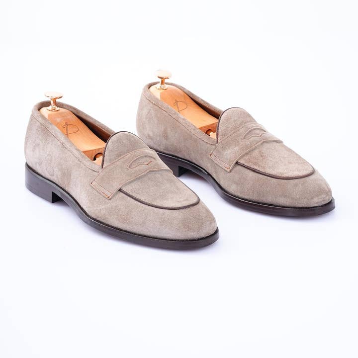 Mocasines de hombre hechos a mano de ante beige para eventos formales. y otras tendencias de Resultados para calzados libre al por mayor. Devoluciones gratuitas y condiciones de pago a 60 días en Faire en Faire.