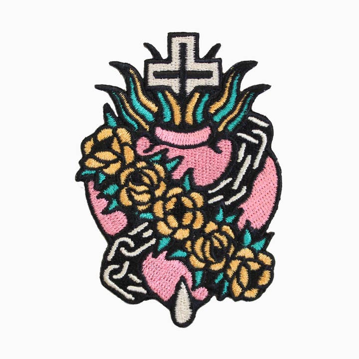 Broderad märke med kedja och heligt hjärta för wholesale av Cousins Collective