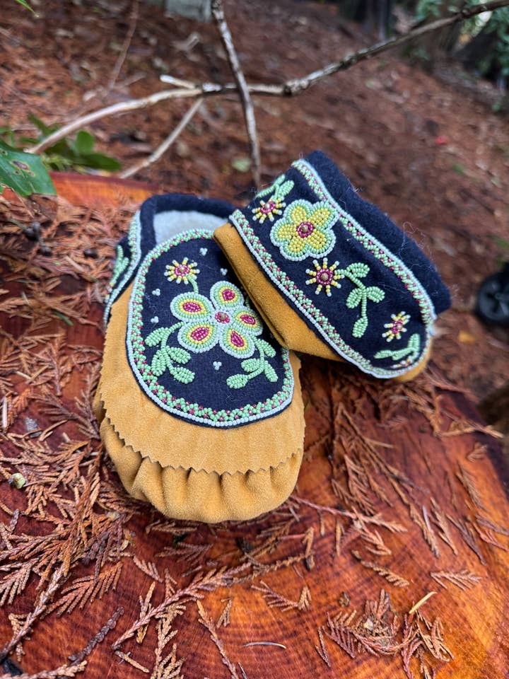 OnlyViking - Wholesale Slippers - Unisex - Womens Beaded Moccasins Handmade Authentic Leather Green Indoor Wear