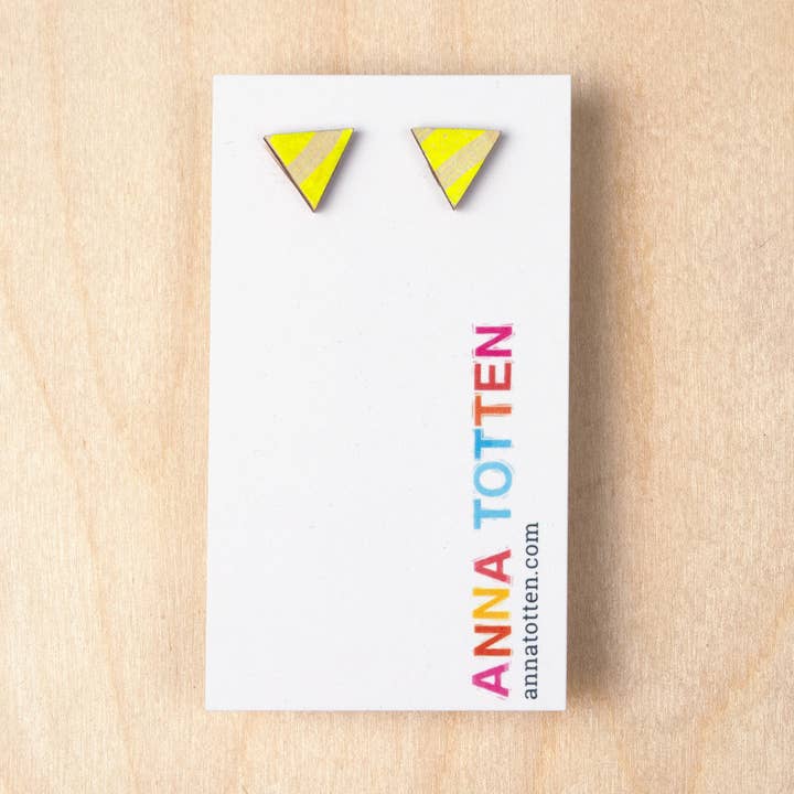 Boucles d'oreilles triangulaires à micro-tige pour la vente par Anna Totten