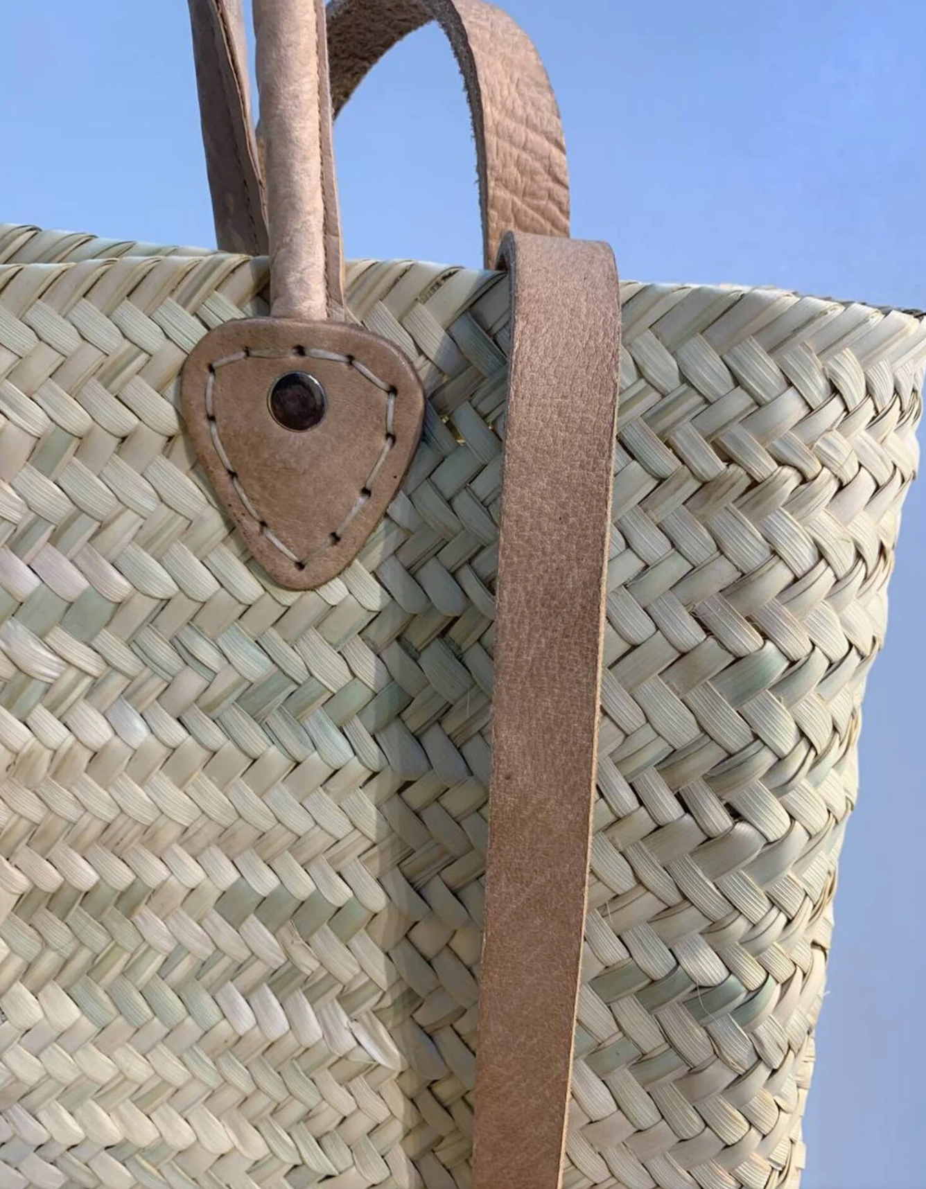 ProHandmadeDesign – Großhandel Strandtaschen – Eleganter Strohrucksack mit verstellbaren Lederhenkeln – stilvoller Strandkorb4