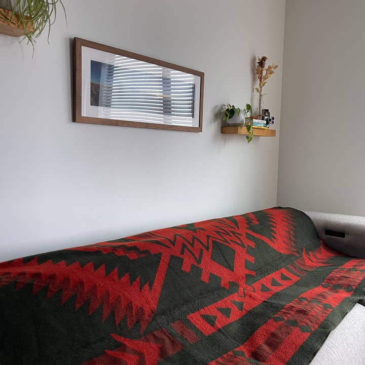 Beyond Borders Collective | Artisan-Made Blankets & Throws – wholesale Prydnadsfilt – Loja-filt - Mörk Mossa | Höstdekoration1