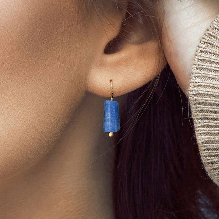Orecchini Everyday - Cilindri di cianite blu per la vendita all'ingrosso da parte di Maz Jewelry