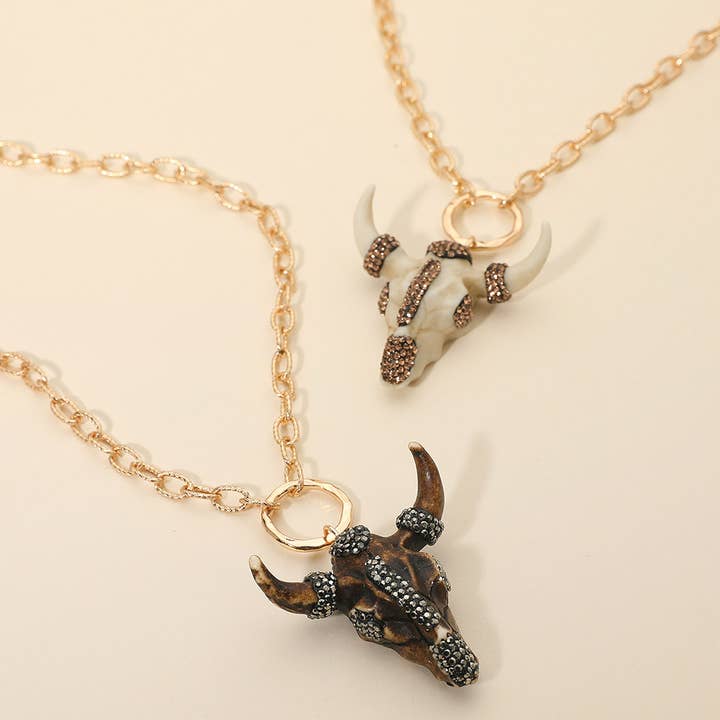 Collier long avec pendentif tête de taureau western ornée de strass. pour la vente par Sensibling Corp.