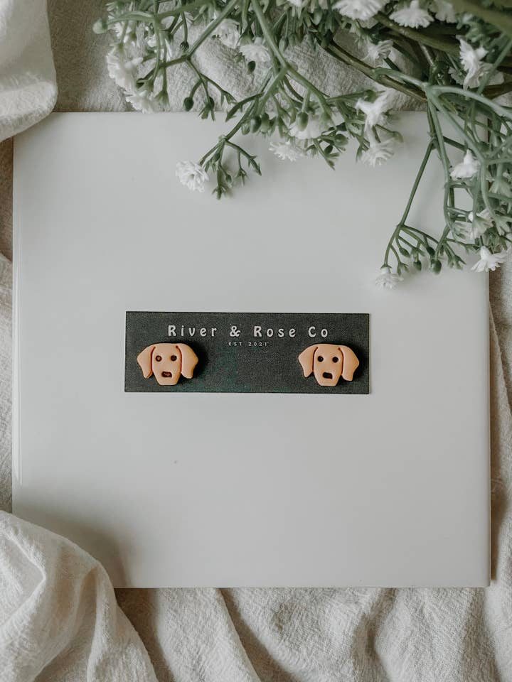 Golden Retriever Studs LERÖRHÄNGEN | Allergivänligt | Ligh för wholesale av River & Rose Co.