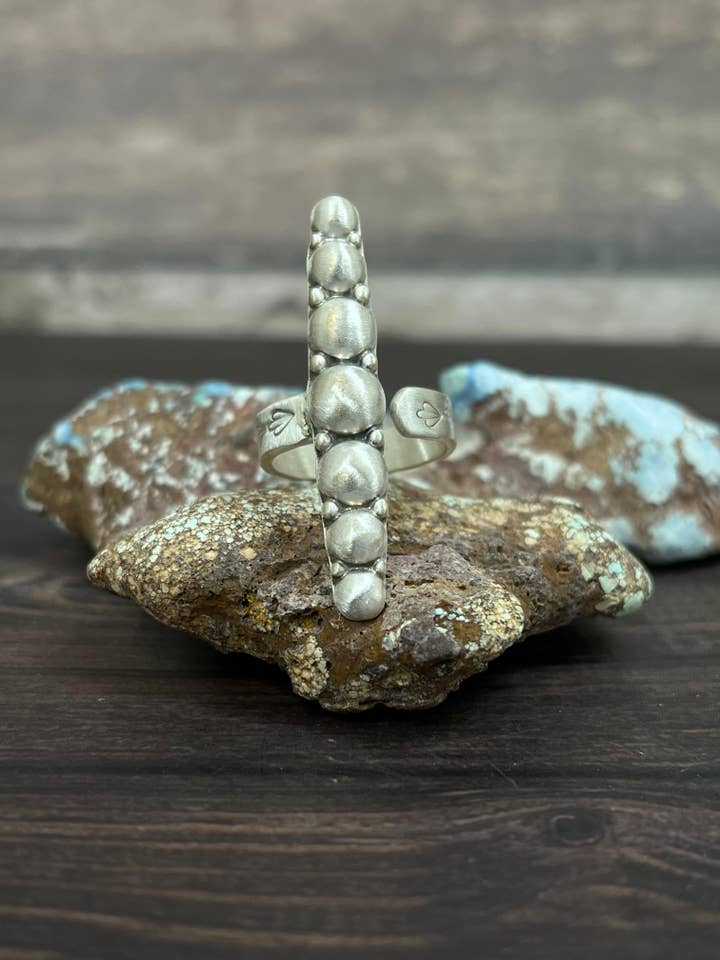 Handgefertigter verstellbarer Ring aus Sterlingsilber mit Signatur Nizhoni für den Großhandel von Nizhonitradersllc