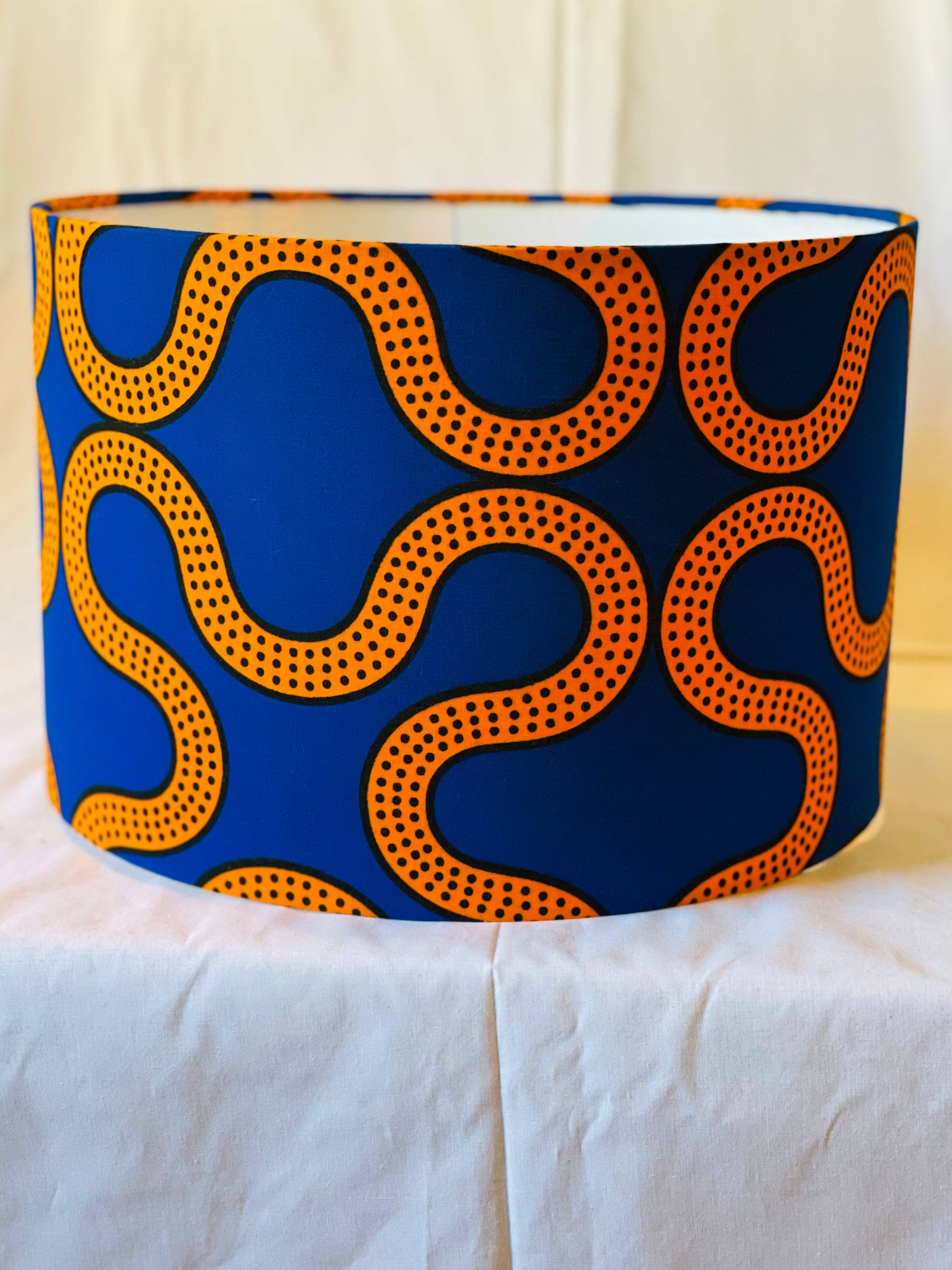 Olive and Limpet - Wholesale Lampenkap - 12 inch drumkap. West-Afrikaanse Ankara-stof. Helderblauw en oranje.