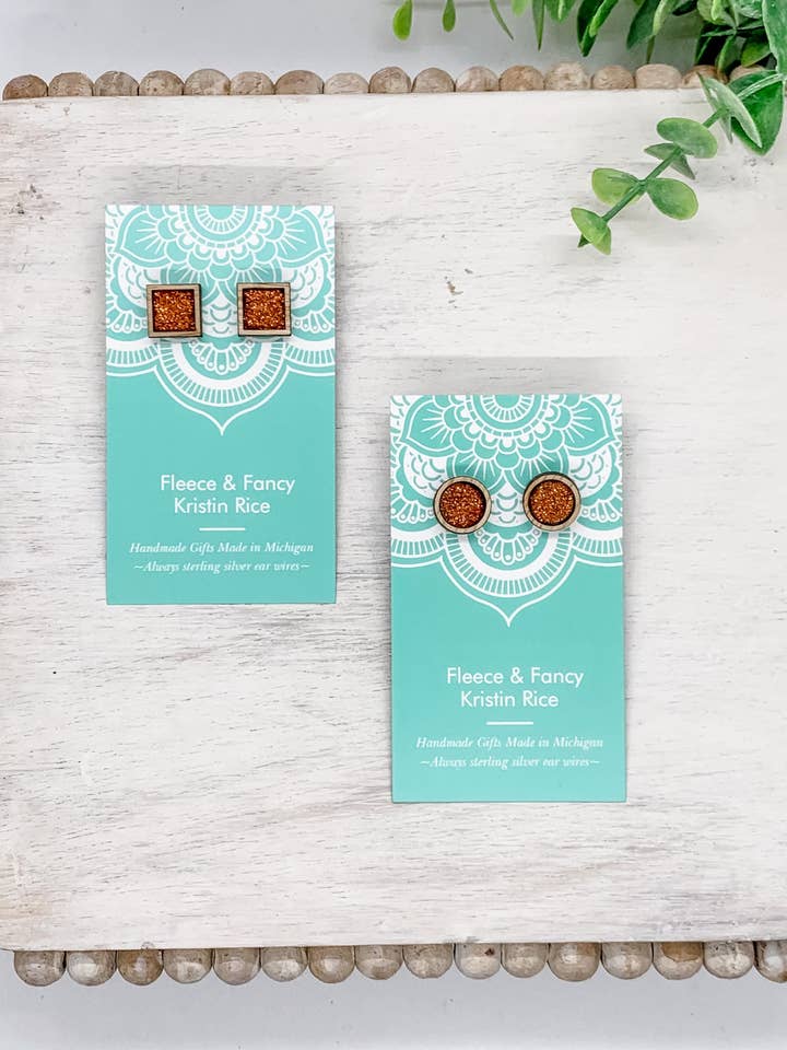 Orecchini a bottone in legno glitterato arancione bruciato tagliato al laser per la vendita all'ingrosso da parte di Fleece & Fancy