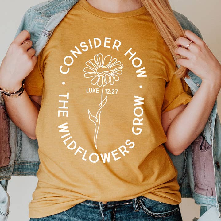 Camiseta Básica Considere Como Crescem as Flores Silvestres por atacado de Kissed Apparel