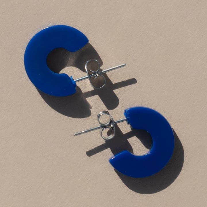 NAT + NOOR – wholesale Hoop-örhängen – Mali örhängen i koboltblått – tunnare hoops i minimalistisk stil0
