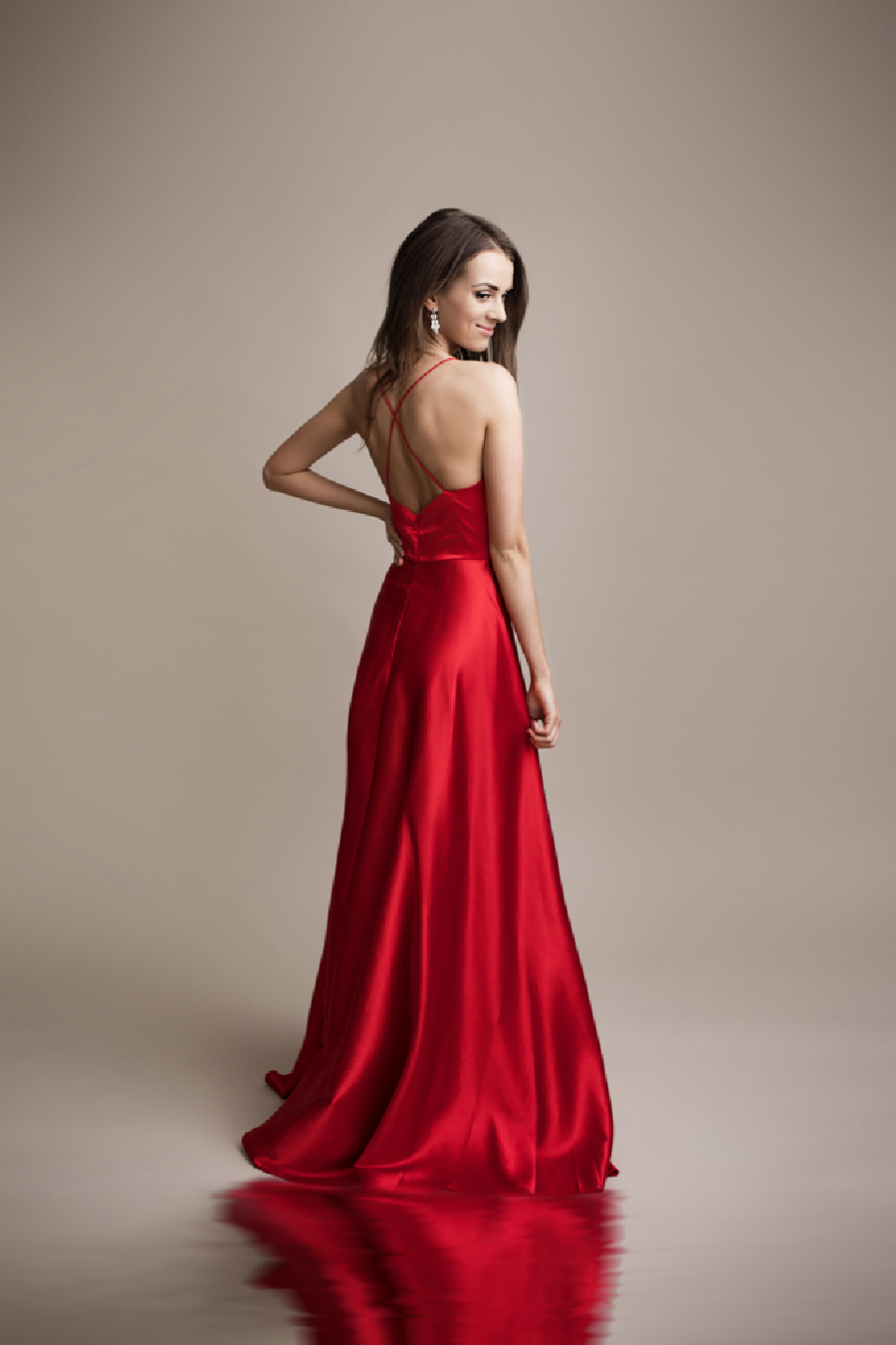 Eva & Lola - Epsilonn – Engroshandel Aftenkjole - Dame – Lang flydende satin kjole med åben ryg - HM21881