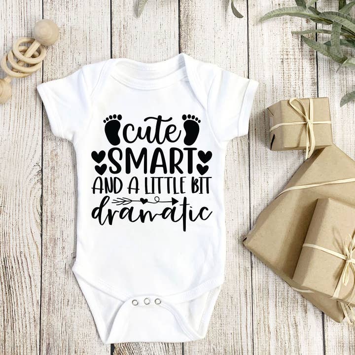 tutina carina, elegante e un po' drammatica per la vendita all'ingrosso da parte di Driftwood Market Wholesale