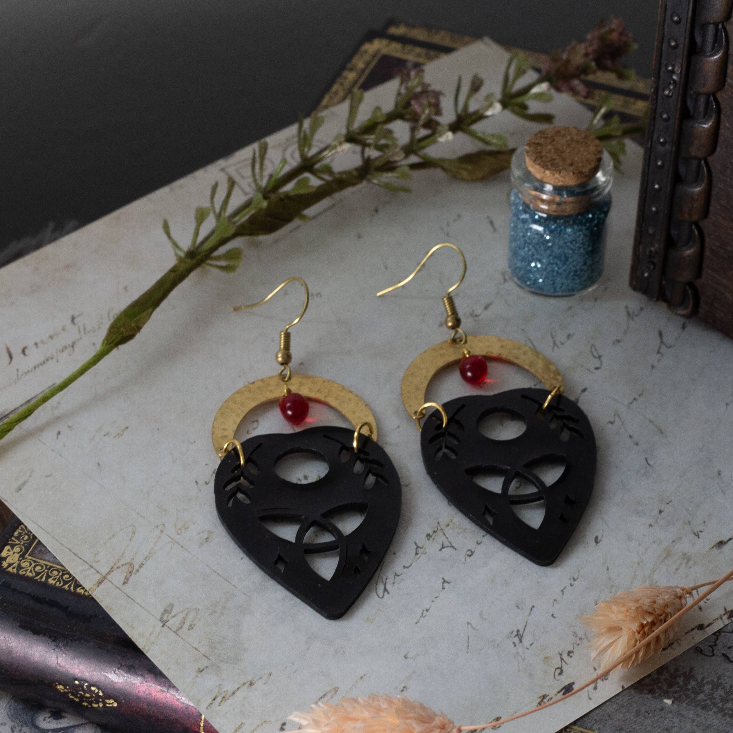 noemie zomby - Wholesale Hangende/ronde oorbellen - Ouija oorbellen van messing en acryl - gothic4