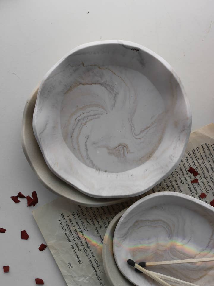 Rundes asymmetrisches Muscheltablett für den Großhandel von Mae Fleur