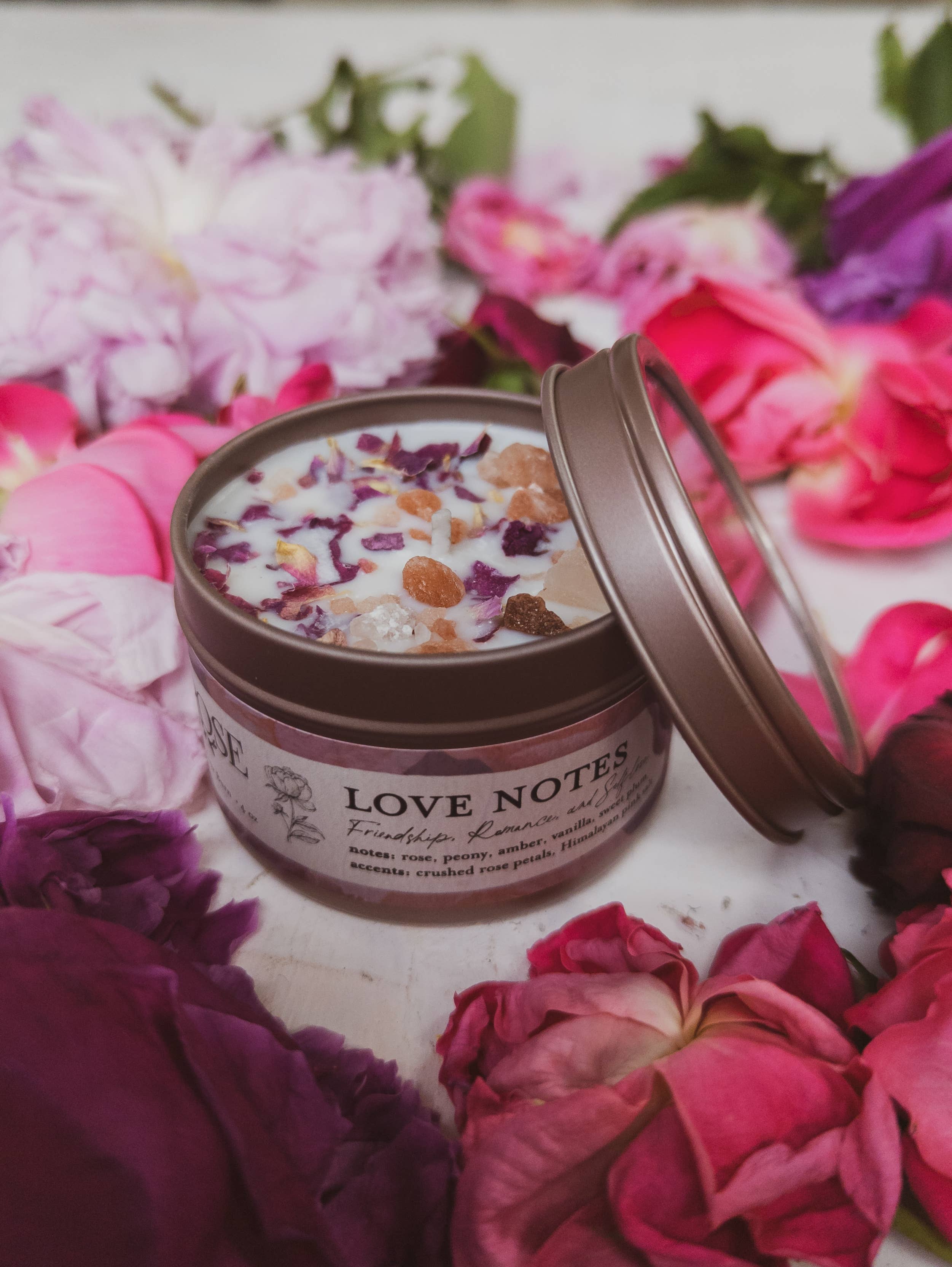 Ash & Rose - Vente Bougie en bocal - Bougie en cire de soja Love Notes aux pétales de rose et sel rose de l'Himalaya1