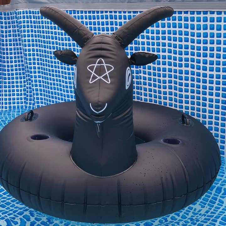 The Pickety Witch – Engroshandel Oppustelige ting – Black Phillip Goat Pool Float - „Svøm lækkert“