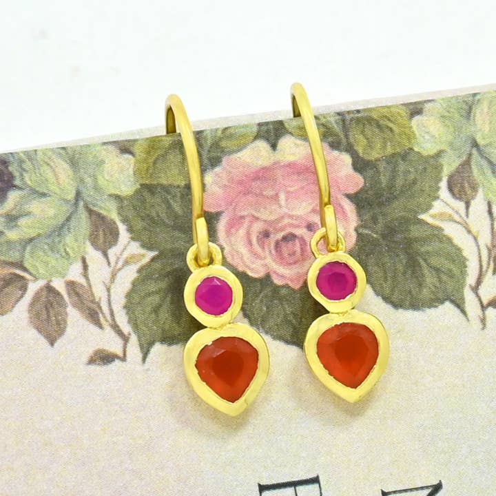 Boucles d'oreilles Jazlyn plaquées or - Cornaline & Onyx Fuchsia Rose pour la vente par Schmuckoo Berlin