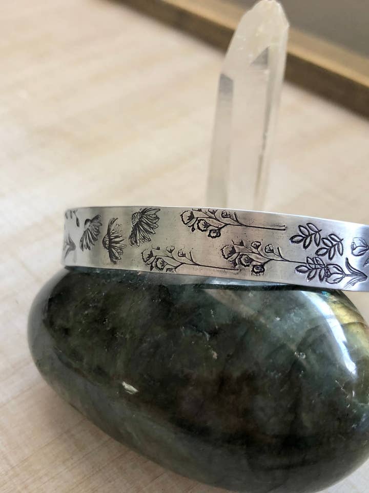 Bracciale rigido in argento con motivo a fiori selvatici stampato a mano per la vendita all'ingrosso da parte di Rising Dawn Boutique