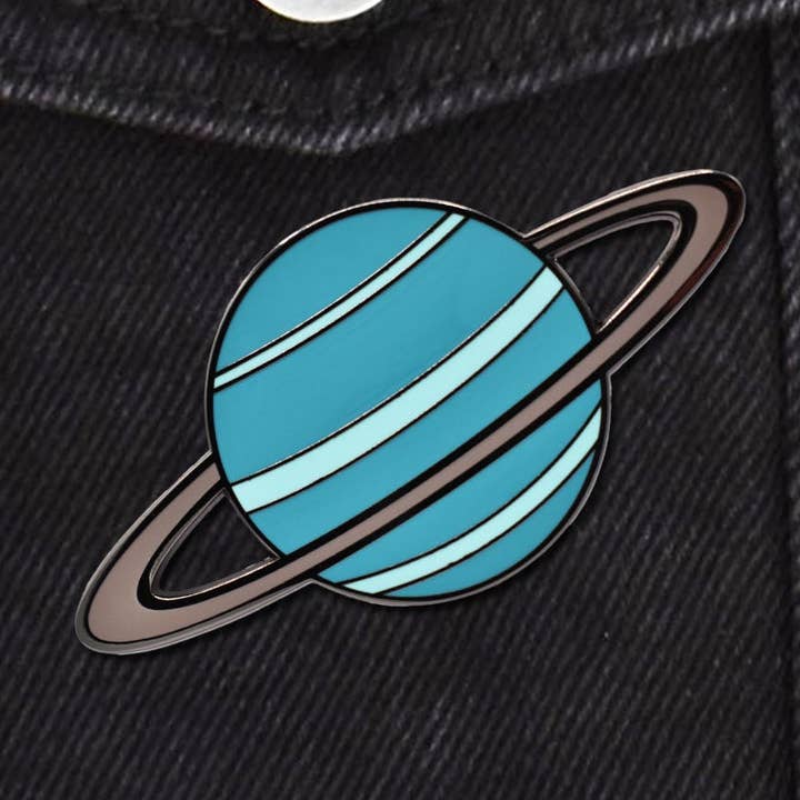 Planet Uranus emalje pin for engroshandel hos Clayton Jewelry Labs