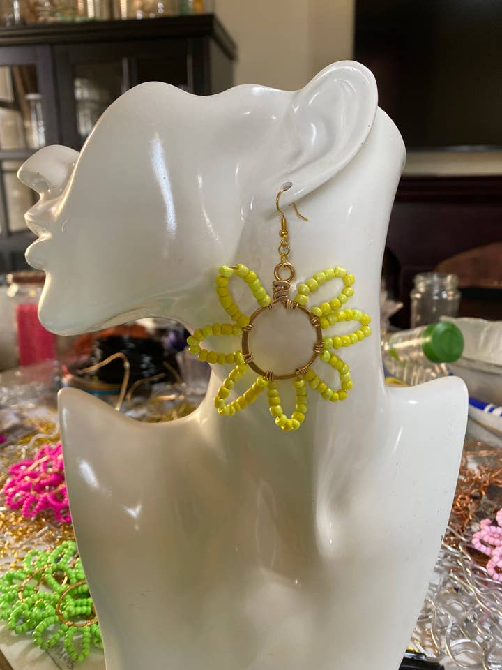 Orecchini a fiore con perline: giallo/oro per la vendita all'ingrosso da parte di Angela Catirina Jones