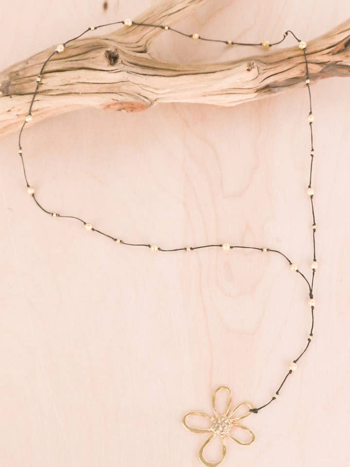 Collier en alliage doré Daisy pour la vente par Bali Queen