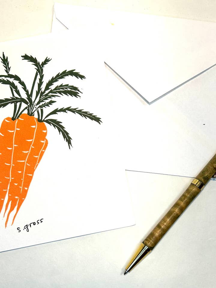 Carte de correspondance vierge à thème de jardin avec des carottes pour la vente par Sue Gross Design Studio