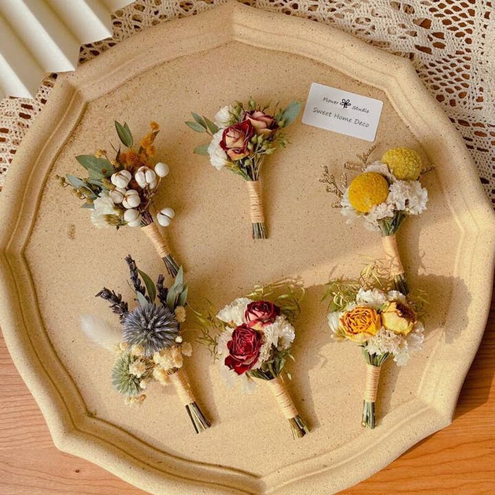 Boho Greenery Mini-Blumenstrauß, Trockenblumen-Boutonniere und andere Ergebnisse für getrocknete blumen im Großhandel. Kostenlose Rücksendungen und 60-Tage-Zahlungsziel auf Faire im Trend auf Faire.