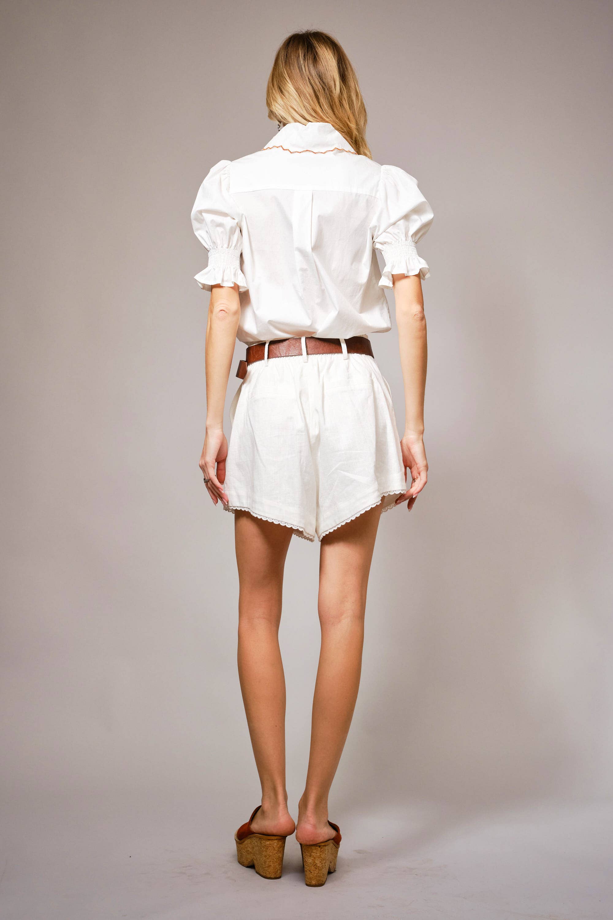 Blue B - Vendita all'ingrosso Camicetta - Donna - Top in cotone con colletto smerlato ricamato e maniche a sbuffo6