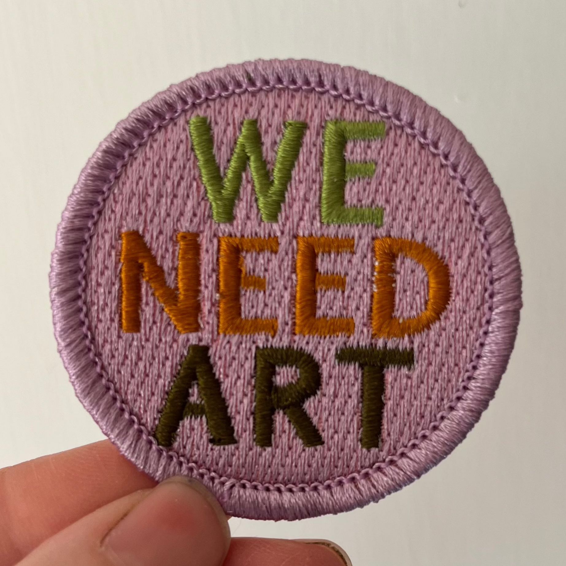Ramona Muse Lambert - Vente Écusson - Patch brodé We Need Art Lilac de 2 pouces1