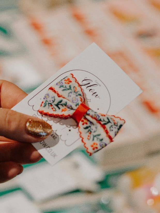 Fermaglio per capelli con fiocco floreale Cornish per la vendita all'ingrosso da parte di Cornish Glow