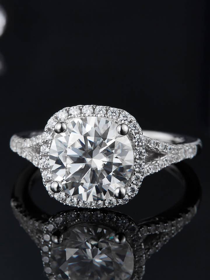Anillo con halo de moissanita de talla redonda brillante de 3 quilates (platino sobre plata de ley pura) para venta al por mayor de Sparkala