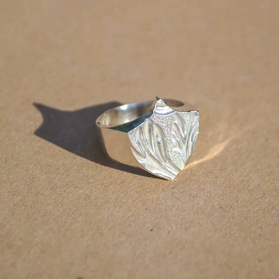 Four Pence Jewellery - Venta al por mayor Anillos grandes/de cóctel - Anillo escudo estampado