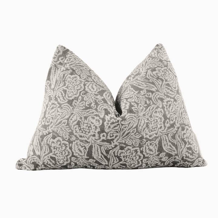 Coussin en lin floral gris – Coussin lombaire neutre de printemps pour la vente par RuffledThread