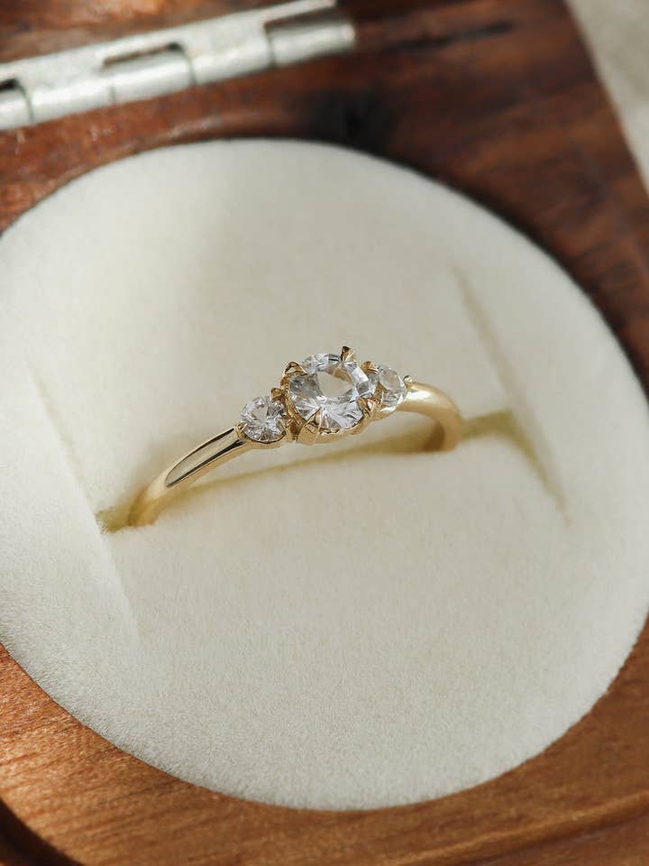 Solid Guld Tre Sten Vit Safir Ring för wholesale av Lacee Alexandra Jewelry