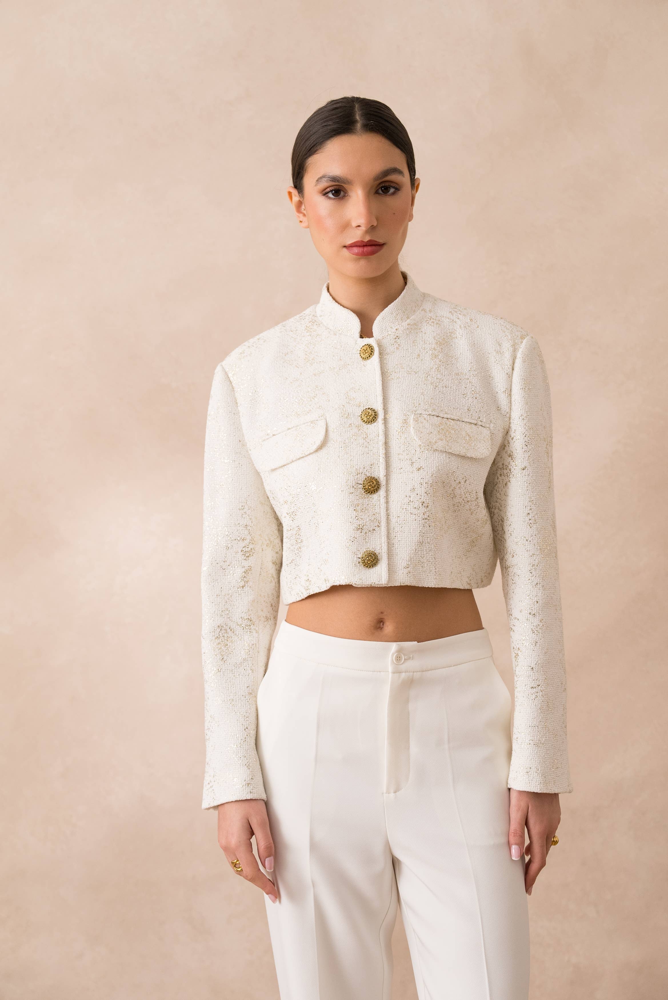 Attentif Paris – Großhandel Jacke – Damen – Kurze elfenbeinfarbene Tweedjacke mit goldenen Akzenten2