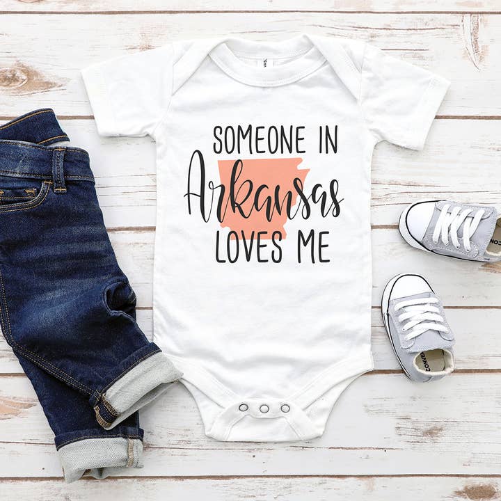 Någon i Arkansas älskar mig babybody för wholesale av Itsy Bitsy Bella Co